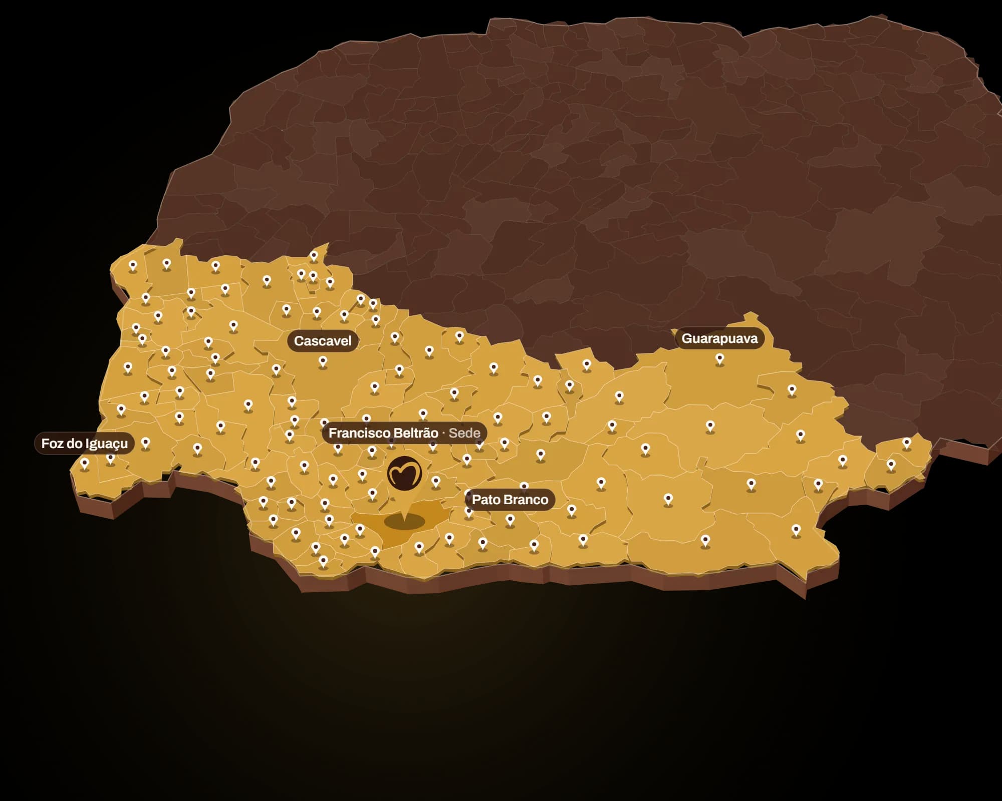 Mapa 3D do Paraná com as 113 cidades atendidas pela MaissPan em dourado e um pin em cada uma. A sede fica em Francisco Beltrão, no Sudoeste do estado.